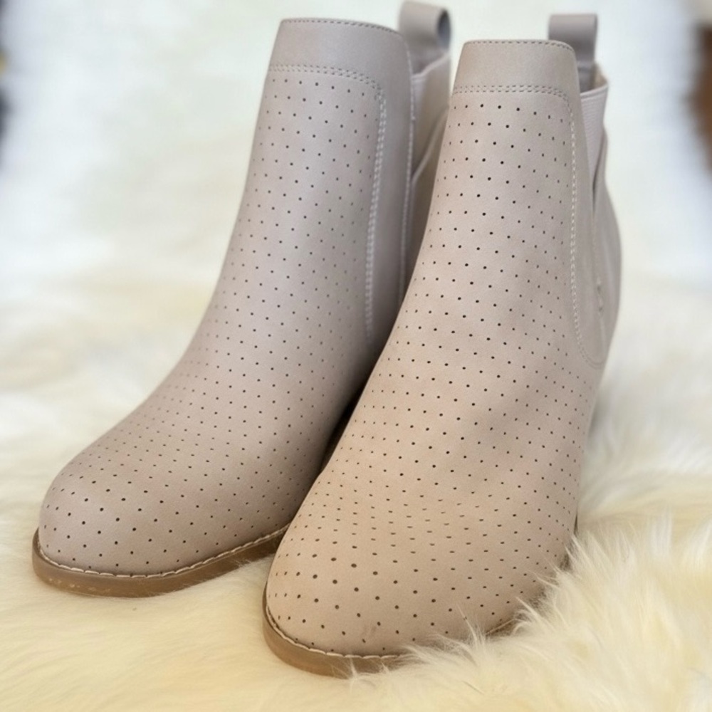 Dolce Vita Beige Gerdy Ankle Block Heel Booties Sizes 7 and 10 NWOB - Picture 2 of 8